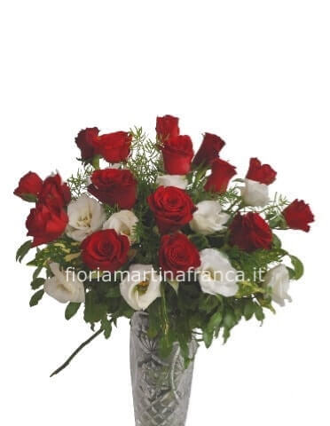 Bouquet di rose rosse e lisianthus.